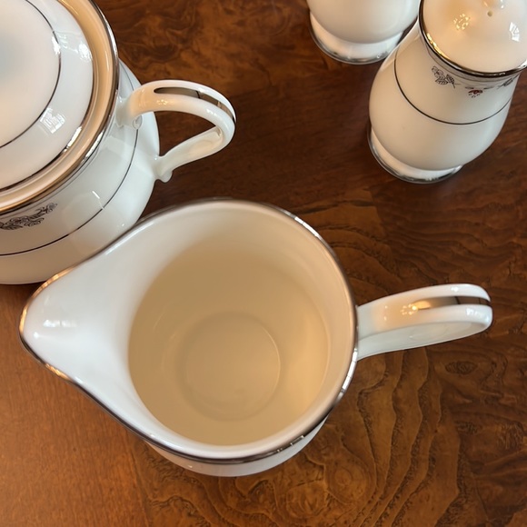 Gorham Serena Creamer, Sugar bowl with lid, Salt and Pepper Shakers. Fine China. - Picture 10 of 12